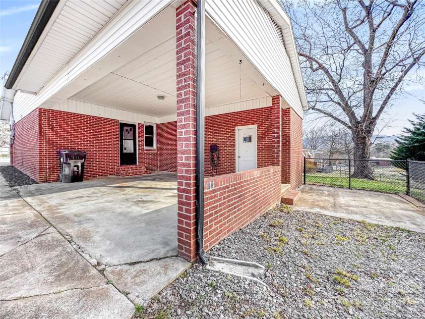 606 Park Avenue, Morganton, NC 28655.  MLS# CAR4354236, YatesRealty ID 11183. 