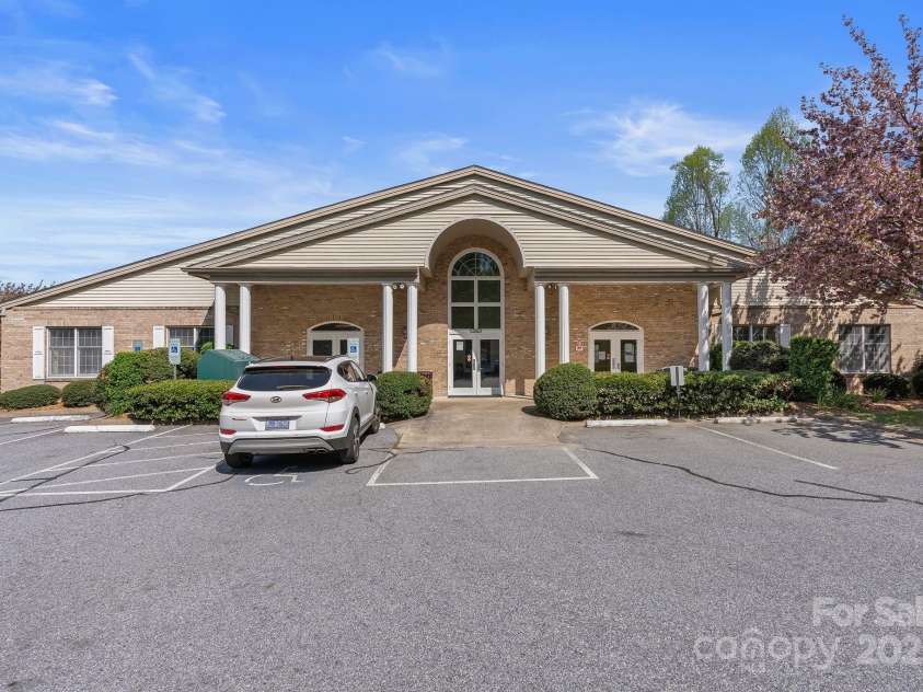 79 Mill Pond Way, Hendersonville, NC 28791.  MLS# CAR4230909, YatesRealty ID 11183. Clubhouse and Indoor Pool area in Carriage Park