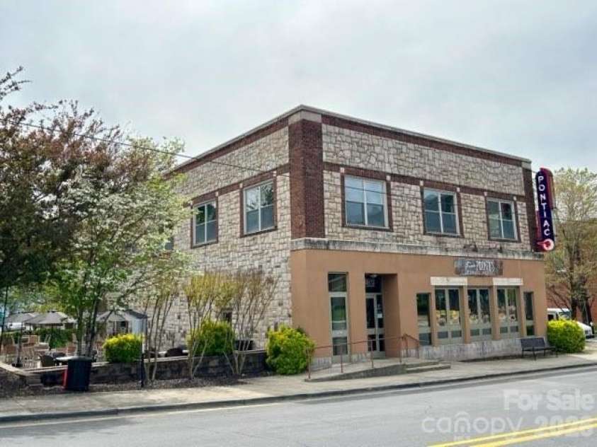 455 Spring Street, Albemarle, NC 28001.  MLS# CAR4331413, YatesRealty ID 11184. Restaurant with outdoor seating 