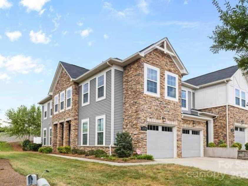 5860 Clan Maclaine Drive, Charlotte, NC 28278.  MLS# CAR4282023, YatesRealty ID 11185. 