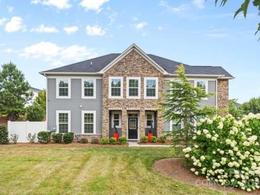 5860 Clan Maclaine Drive, Charlotte, NC 28278.  MLS# CAR4282023, YatesRealty ID 11185. 