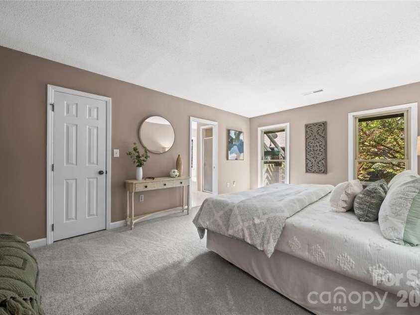 6212 Summertree Lane, Charlotte, NC 28226.  MLS# CAR4365942, YatesRealty ID 11186. 