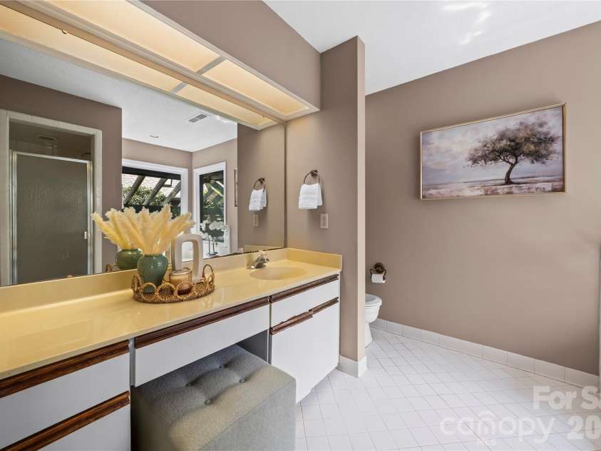6212 Summertree Lane, Charlotte, NC 28226.  MLS# CAR4365942, YatesRealty ID 11186. 