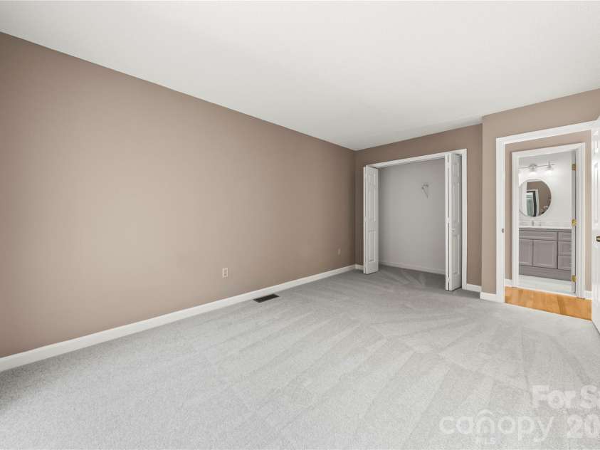 6212 Summertree Lane, Charlotte, NC 28226.  MLS# CAR4365942, YatesRealty ID 11186. 