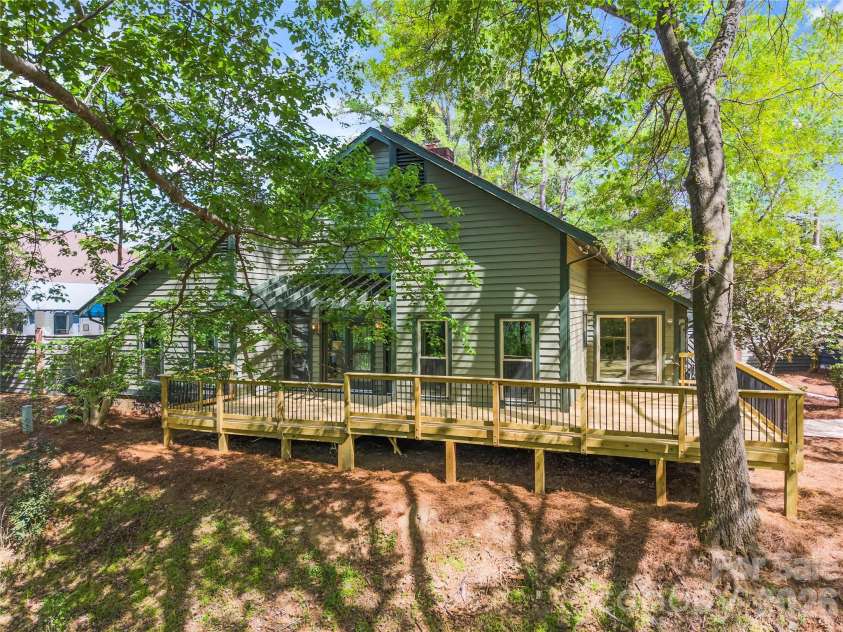 6212 Summertree Lane, Charlotte, NC 28226.  MLS# CAR4365942, YatesRealty ID 11186. 