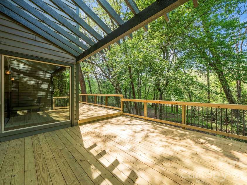 6212 Summertree Lane, Charlotte, NC 28226.  MLS# CAR4365942, YatesRealty ID 11186. 