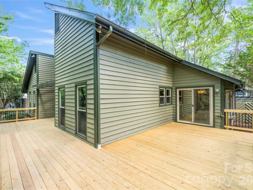 6212 Summertree Lane, Charlotte, NC 28226.  MLS# CAR4365942, YatesRealty ID 11186. 