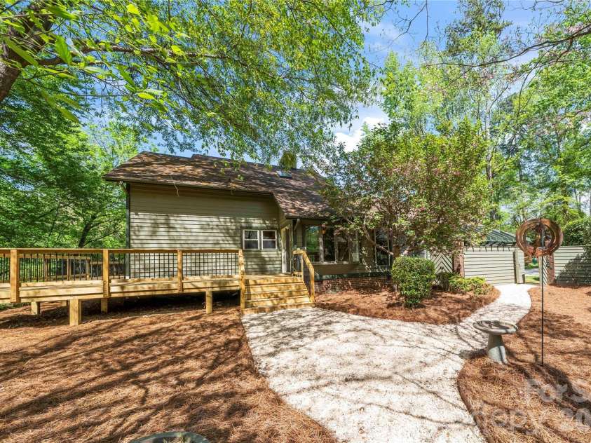 6212 Summertree Lane, Charlotte, NC 28226.  MLS# CAR4365942, YatesRealty ID 11186. 