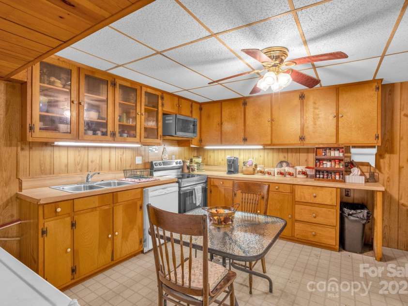 723 Hill Everhart Road, Lexington, NC 27295.  MLS# CAR4237112, YatesRealty ID 11188. 