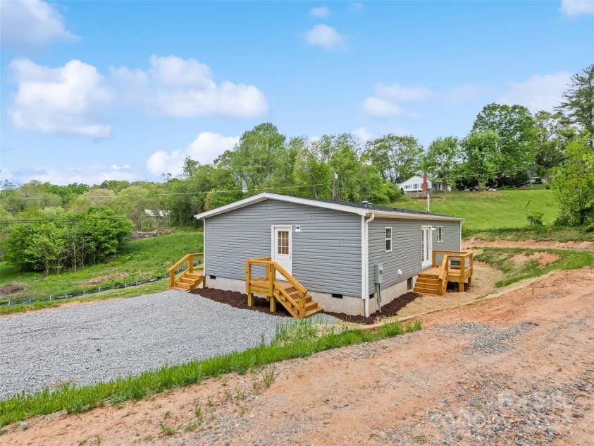 25 Geiranger Drive, Clyde, NC 28721.  MLS# CAR4253805, YatesRealty ID 11190. 