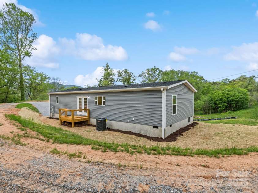 25 Geiranger Drive, Clyde, NC 28721.  MLS# CAR4253805, YatesRealty ID 11190. 