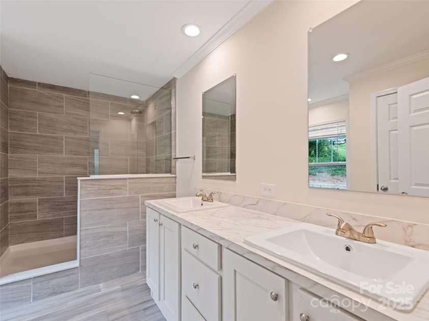 25 Geiranger Drive, Clyde, NC 28721.  MLS# CAR4253805, YatesRealty ID 11190. 