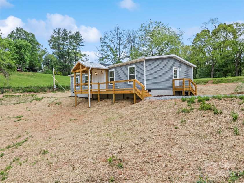 25 Geiranger Drive, Clyde, NC 28721.  MLS# CAR4253805, YatesRealty ID 11190. 