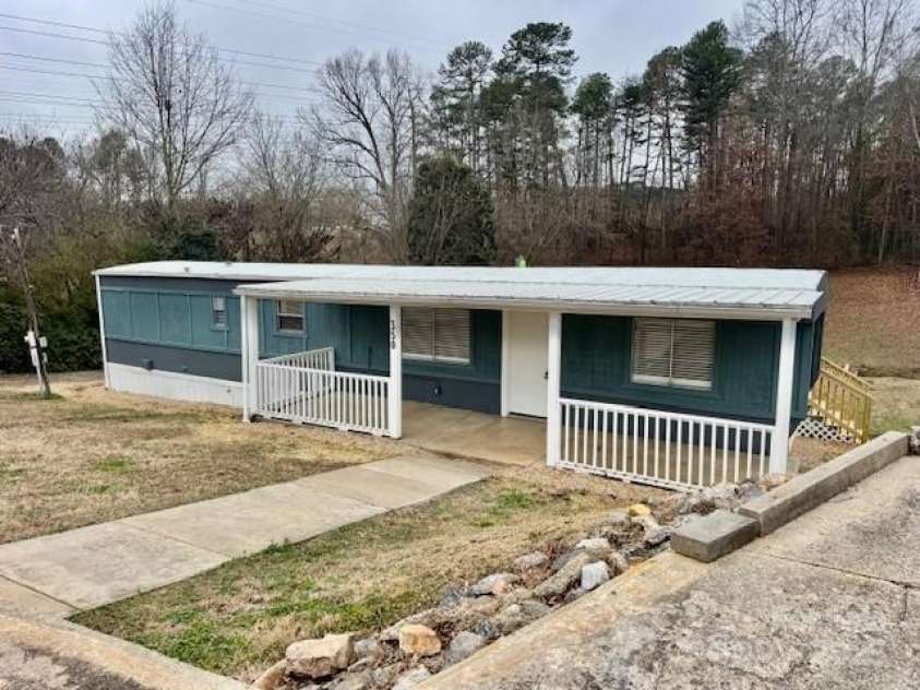 350 39th Street Place, Hickory, NC 28602.  MLS# CAR4334478, YatesRealty ID 11190. 