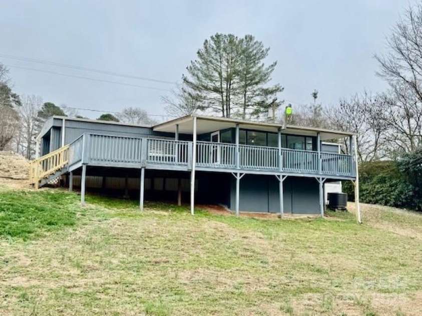 350 39th Street Place, Hickory, NC 28602.  MLS# CAR4334478, YatesRealty ID 11190. 