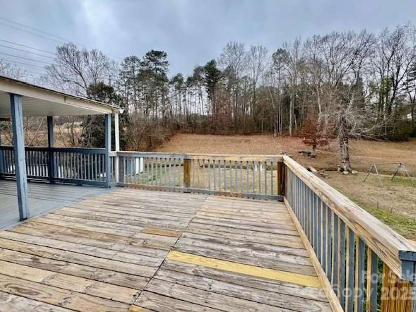 350 39th Street Place, Hickory, NC 28602.  MLS# CAR4334478, YatesRealty ID 11190. 