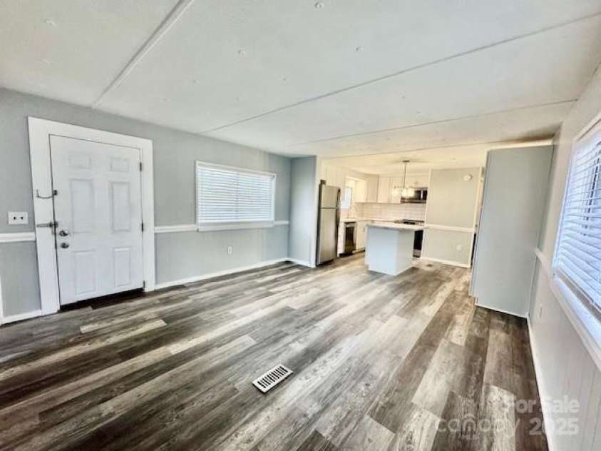 350 39th Street Place, Hickory, NC 28602.  MLS# CAR4334478, YatesRealty ID 11190. 