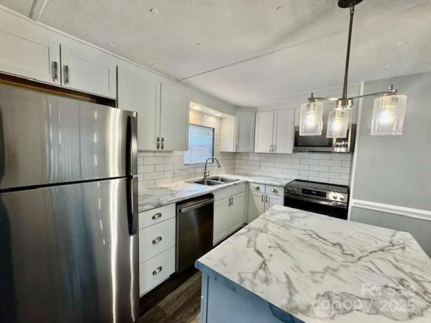 350 39th Street Place, Hickory, NC 28602.  MLS# CAR4334478, YatesRealty ID 11190. 