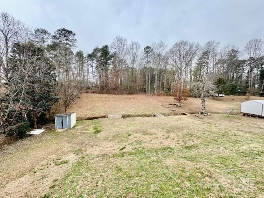350 39th Street Place, Hickory, NC 28602.  MLS# CAR4334478, YatesRealty ID 11190. 