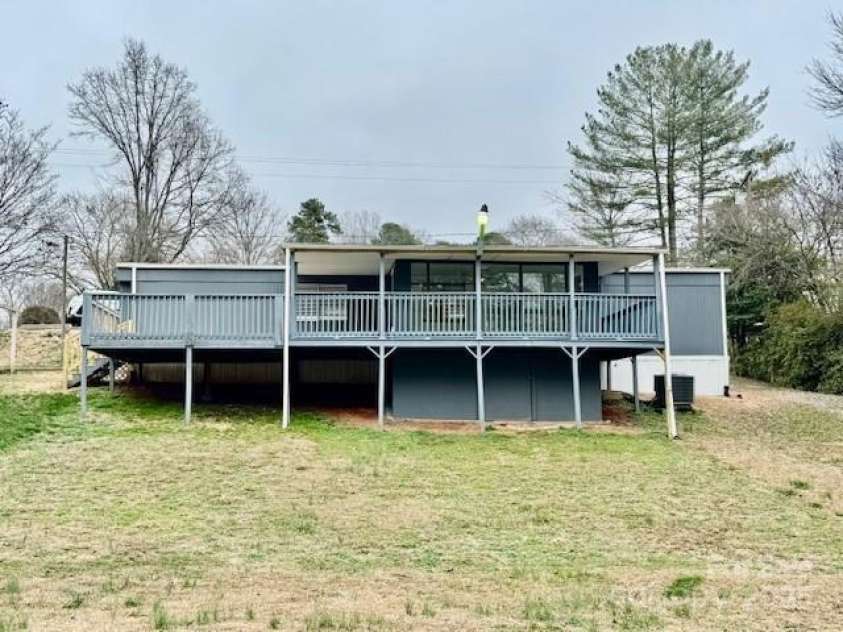 350 39th Street Place, Hickory, NC 28602.  MLS# CAR4334478, YatesRealty ID 11190. 