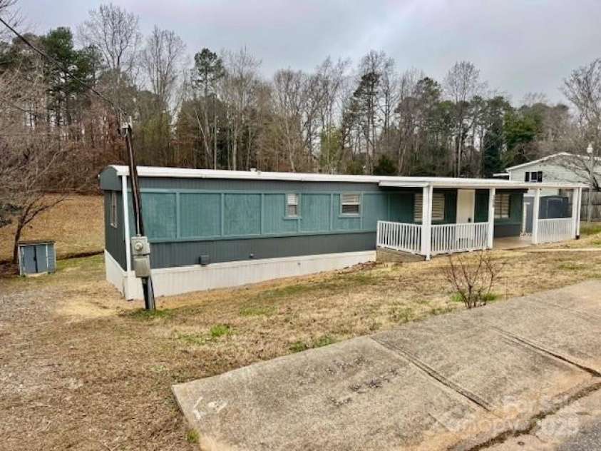 350 39th Street Place, Hickory, NC 28602.  MLS# CAR4334478, YatesRealty ID 11190. 