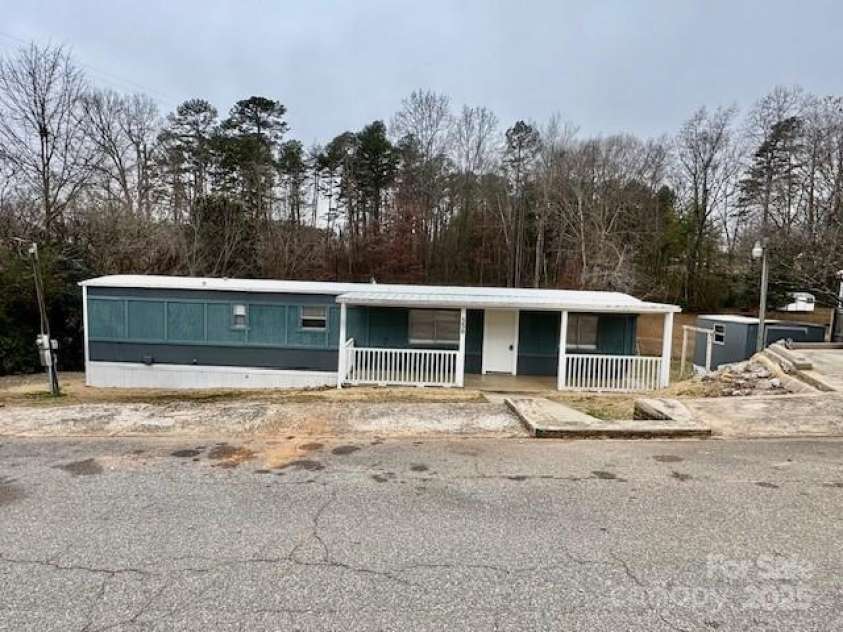 350 39th Street Place, Hickory, NC 28602.  MLS# CAR4334478, YatesRealty ID 11190. 