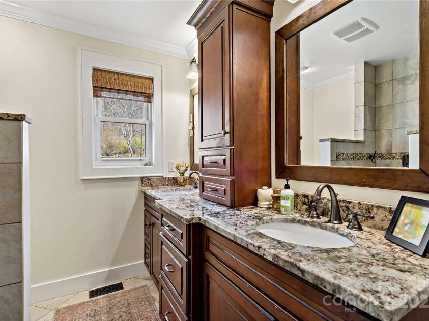 570 Brandon Road, Black Mountain, NC 28711.  MLS# CAR4241895, YatesRealty ID 11191. Main Level Bath