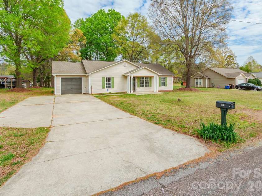 1021 Cedar Creek Road, Kannapolis, NC 28083.  MLS# CAR4363775, YatesRealty ID 11193. 