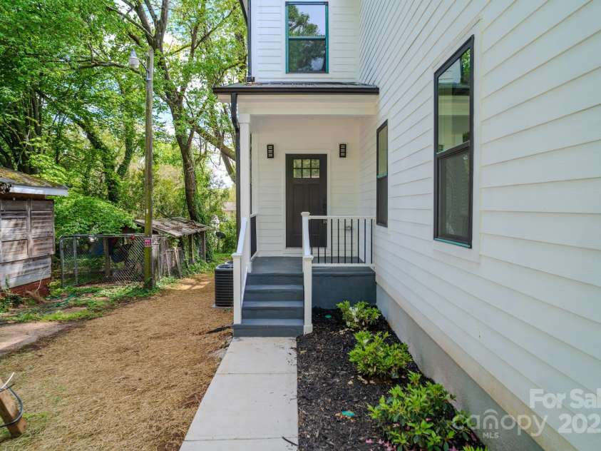 1413 Hateras Avenue, Charlotte, NC 28216.  MLS# CAR4246370, YatesRealty ID 11196. 