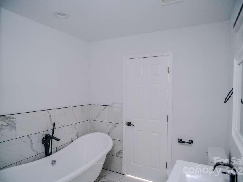 1413 Hateras Avenue, Charlotte, NC 28216.  MLS# CAR4246370, YatesRealty ID 11196. 