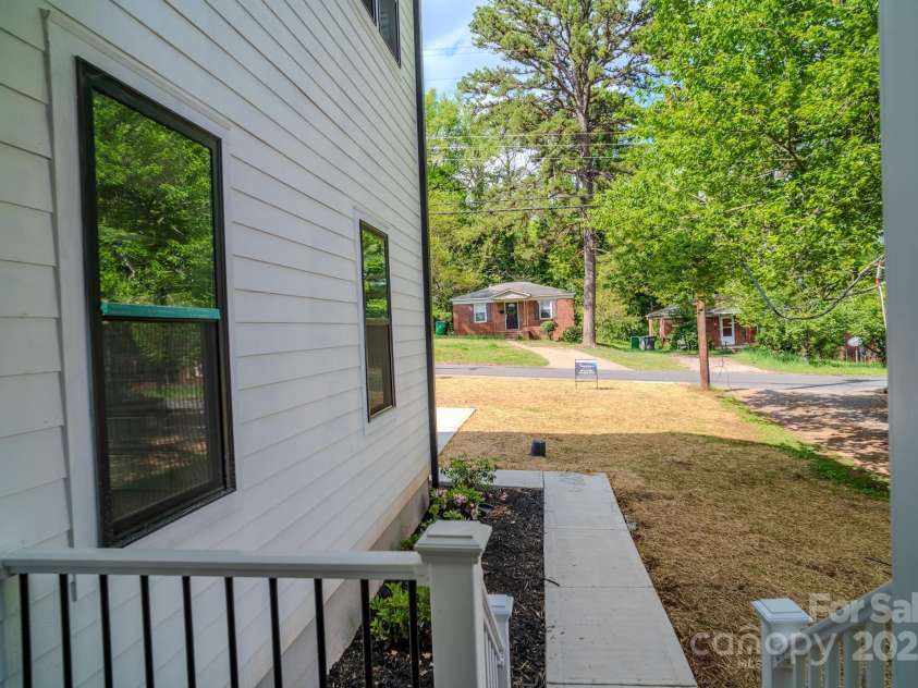 1413 Hateras Avenue, Charlotte, NC 28216.  MLS# CAR4246370, YatesRealty ID 11196. 