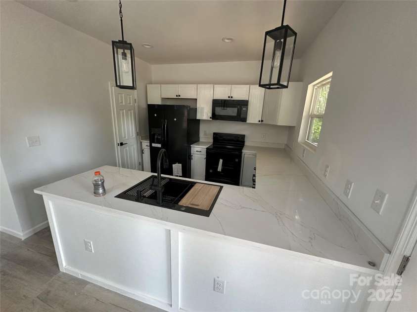 1413 Hateras Avenue, Charlotte, NC 28216.  MLS# CAR4246370, YatesRealty ID 11196. Beautiful Modern Kitchen Design