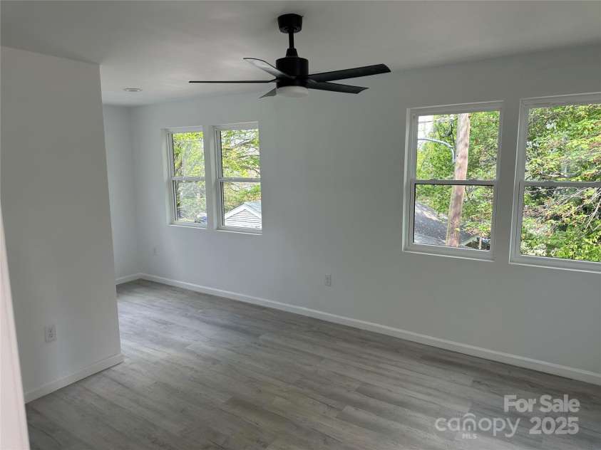1413 Hateras Avenue, Charlotte, NC 28216.  MLS# CAR4246370, YatesRealty ID 11196. Primary Bedroom with Seating Area