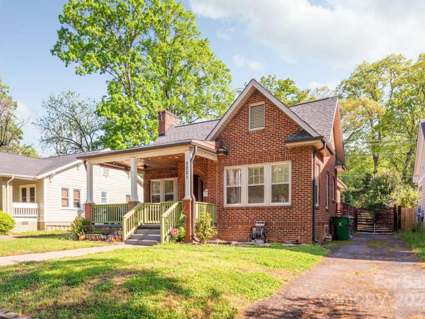 2221 Commonwealth Avenue, Charlotte, NC 28205.  MLS# CAR4245508, YatesRealty ID 11199. 