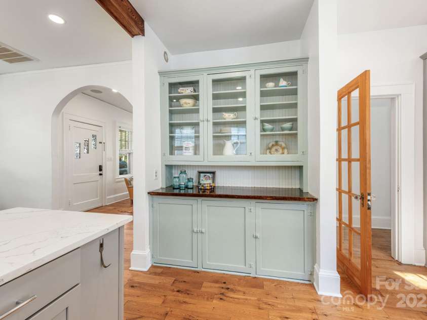 2221 Commonwealth Avenue, Charlotte, NC 28205.  MLS# CAR4245508, YatesRealty ID 11199. 
