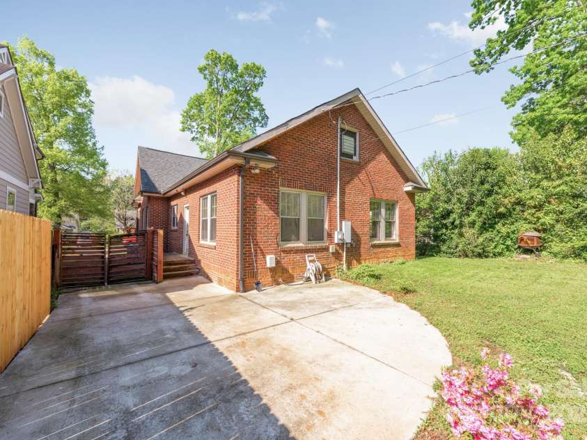 2221 Commonwealth Avenue, Charlotte, NC 28205.  MLS# CAR4245508, YatesRealty ID 11199. 