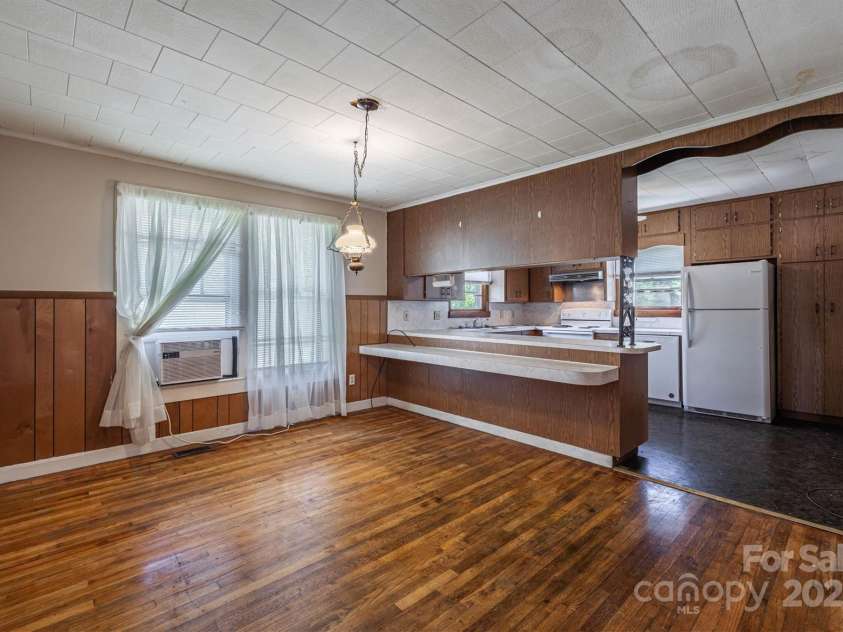 521 Praley Street, Valdese, NC 28690.  MLS# CAR4308138, YatesRealty ID 112. 