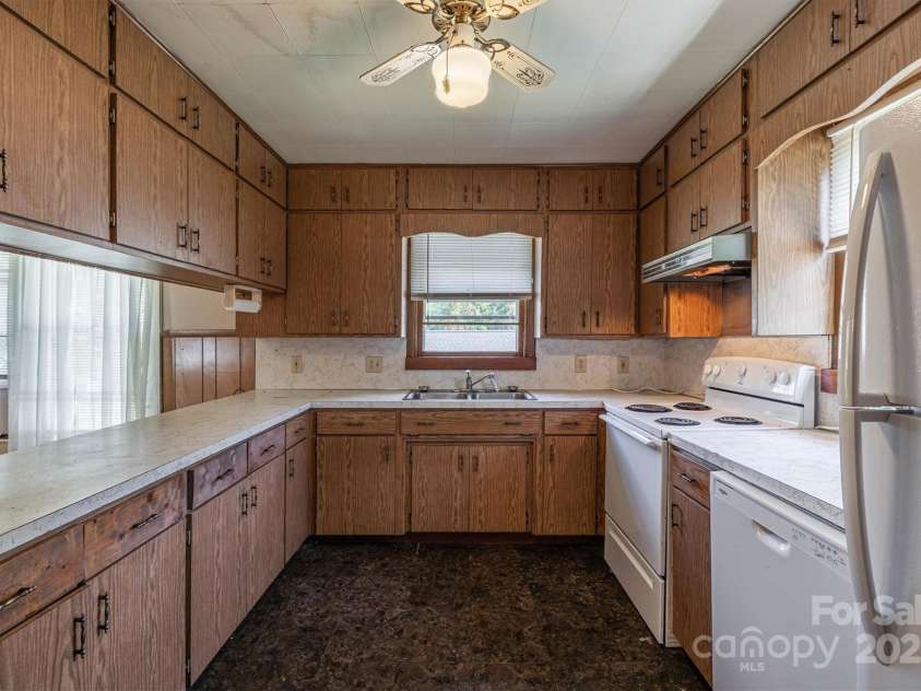 521 Praley Street, Valdese, NC 28690.  MLS# CAR4308138, YatesRealty ID 112. 