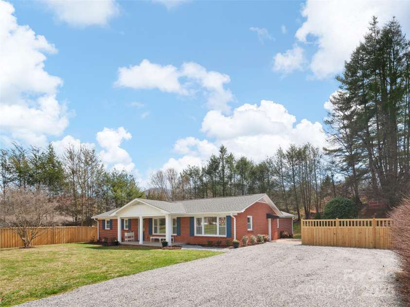 90 Broad Street, Waynesville, NC 28786.  MLS# CAR4249969, YatesRealty ID 11200. 