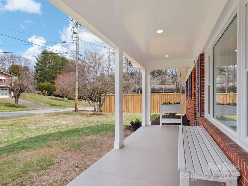 90 Broad Street, Waynesville, NC 28786.  MLS# CAR4249969, YatesRealty ID 11200. 