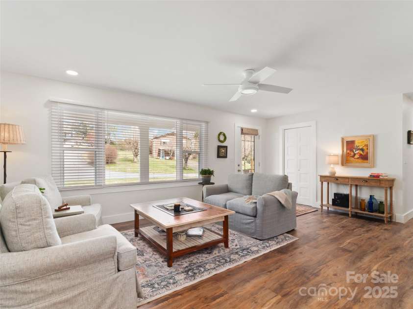 90 Broad Street, Waynesville, NC 28786.  MLS# CAR4249969, YatesRealty ID 11200. 