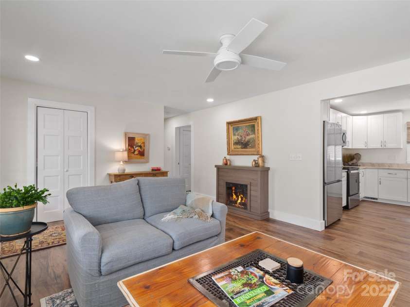90 Broad Street, Waynesville, NC 28786.  MLS# CAR4249969, YatesRealty ID 11200. 