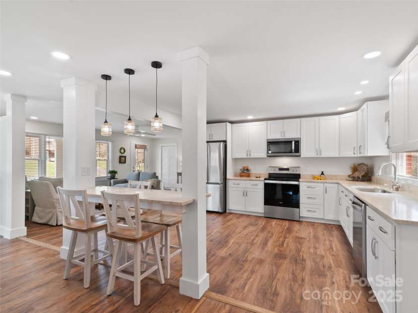 90 Broad Street, Waynesville, NC 28786.  MLS# CAR4249969, YatesRealty ID 11200. 