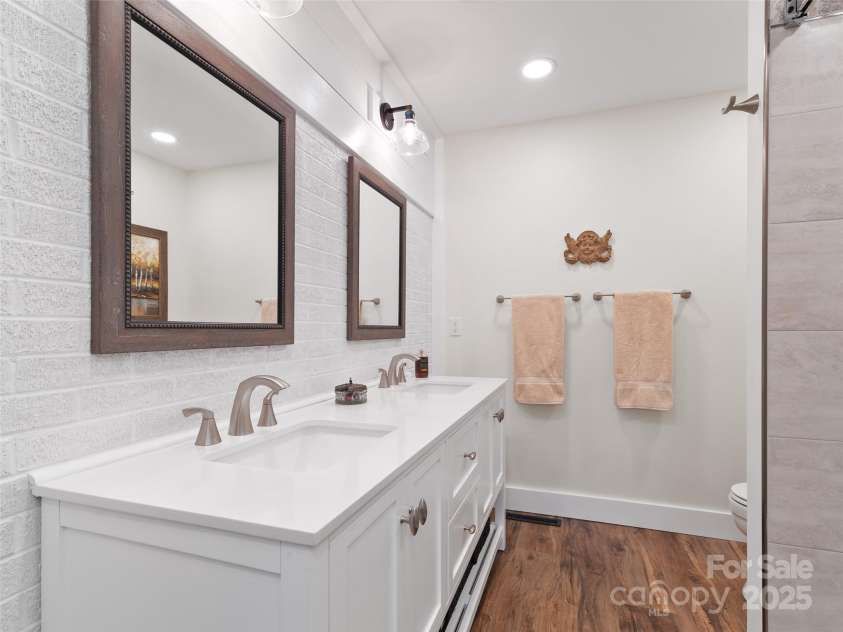 90 Broad Street, Waynesville, NC 28786.  MLS# CAR4249969, YatesRealty ID 11200. 