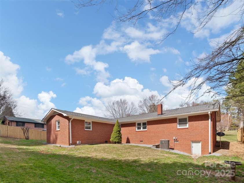 90 Broad Street, Waynesville, NC 28786.  MLS# CAR4249969, YatesRealty ID 11200. 