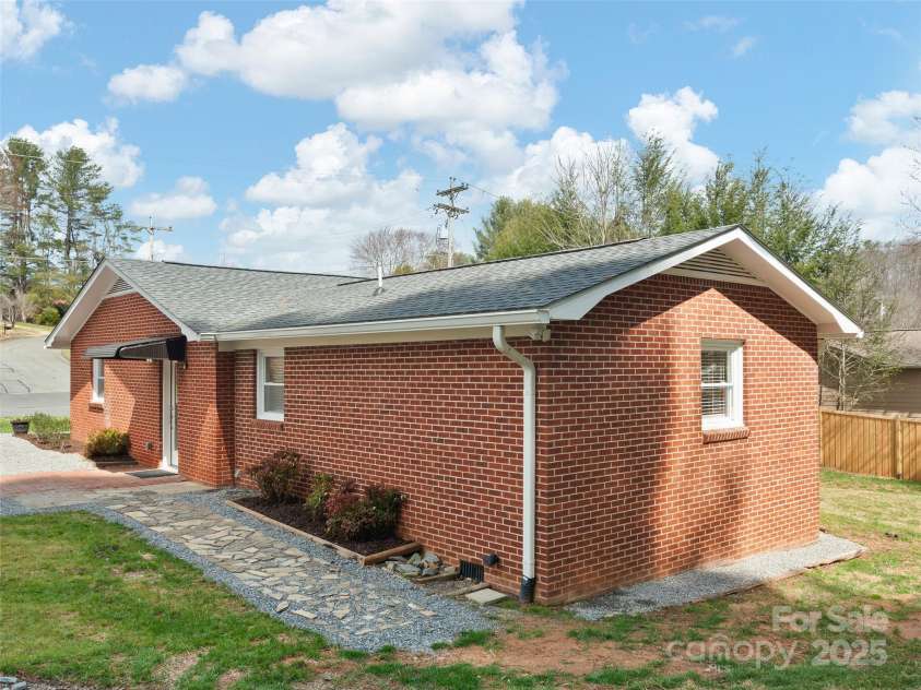 90 Broad Street, Waynesville, NC 28786.  MLS# CAR4249969, YatesRealty ID 11200. 