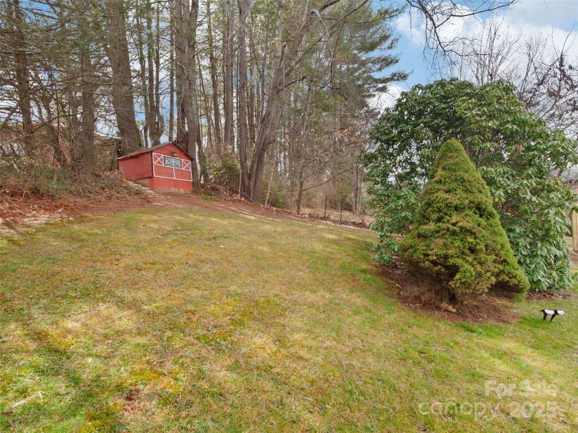 90 Broad Street, Waynesville, NC 28786.  MLS# CAR4249969, YatesRealty ID 11200. 