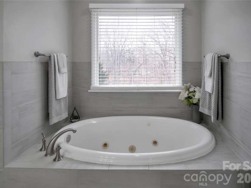 120 Oak Point Drive, Cherryville, NC 28021.  MLS# CAR4359996, YatesRealty ID 11201. 