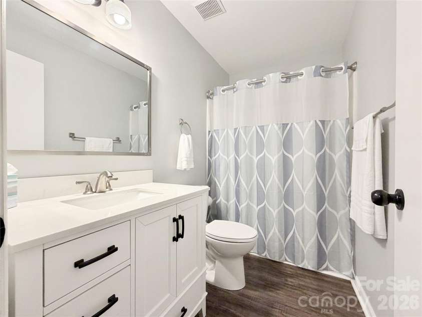 1032 Churchill Downs Court, Charlotte, NC 28211.  MLS# CAR4358001, YatesRealty ID 11202. Hallway Bath