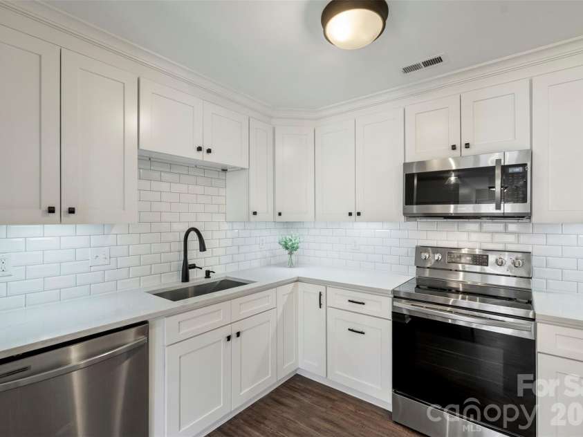1032 Churchill Downs Court, Charlotte, NC 28211.  MLS# CAR4358001, YatesRealty ID 11202. Updated Kitchen! 